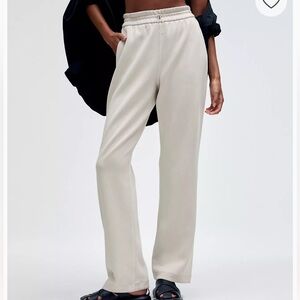 Lululemon Softstreme High-Rise Pant
Regular